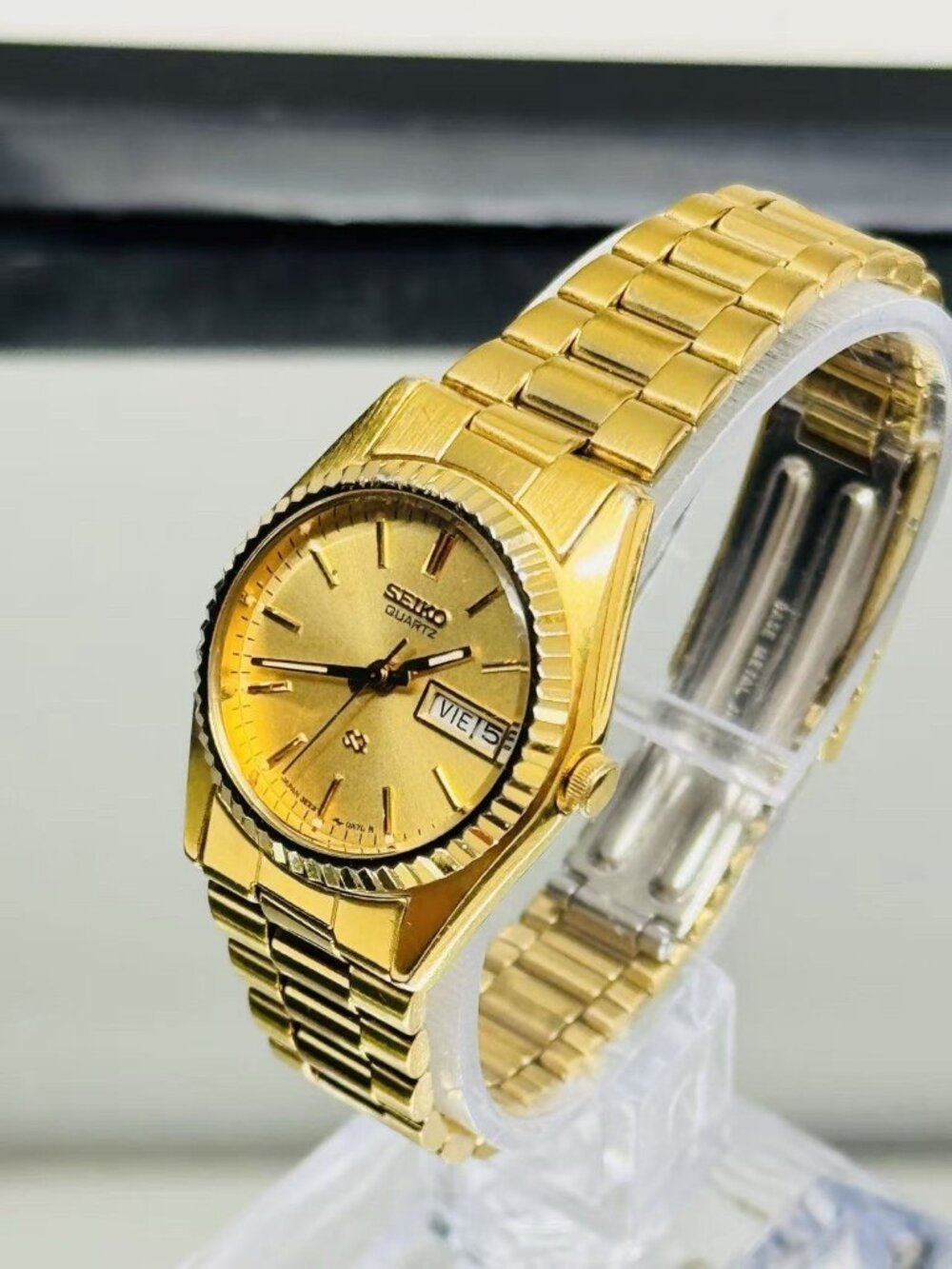 Seiko Ladies Coin Bezel Watch Gold Tone Gold Dial Day Date New Battery - Picture 4 of 7